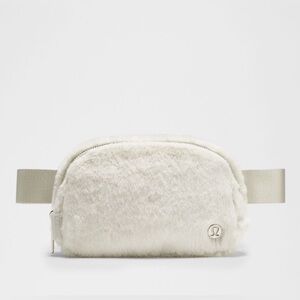 Lululemon everywhere plush fleece belt bag